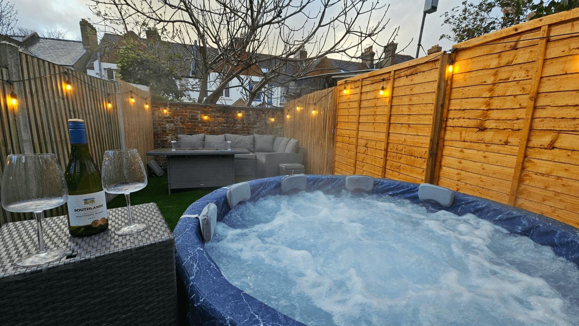 Centre With Hot Tub - 3 Bed Holiday home